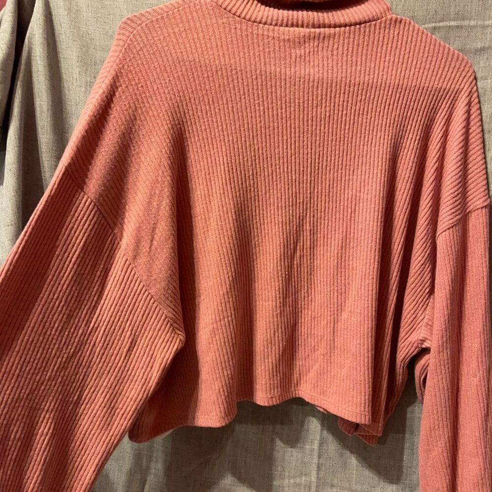 NWT Womens Cropped Hollister Sweater - Picture 5 of 6